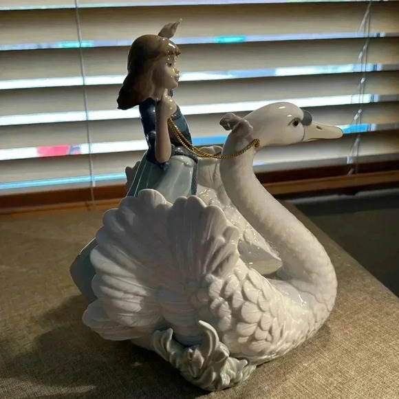 LLADRO Porcelain Figurine"The Swan and the Princess" #5705 9" T 8"W 8"D Mint - Picture 2 of 4